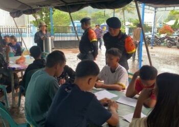 Polda Sumut Dirikan Tenda Serba Guna di Humbahas Bantu Anak-anak Ujian Semester 