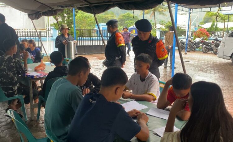 Polda Sumut Dirikan Tenda Serba Guna di Humbahas Bantu Anak-anak Ujian Semester 