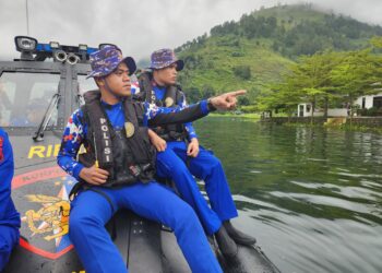 Polairud Polda Sumut Turunkan Lima Tim Penyelam Mencari Korban Longsor Humbahas di Sekitar Danau Toba