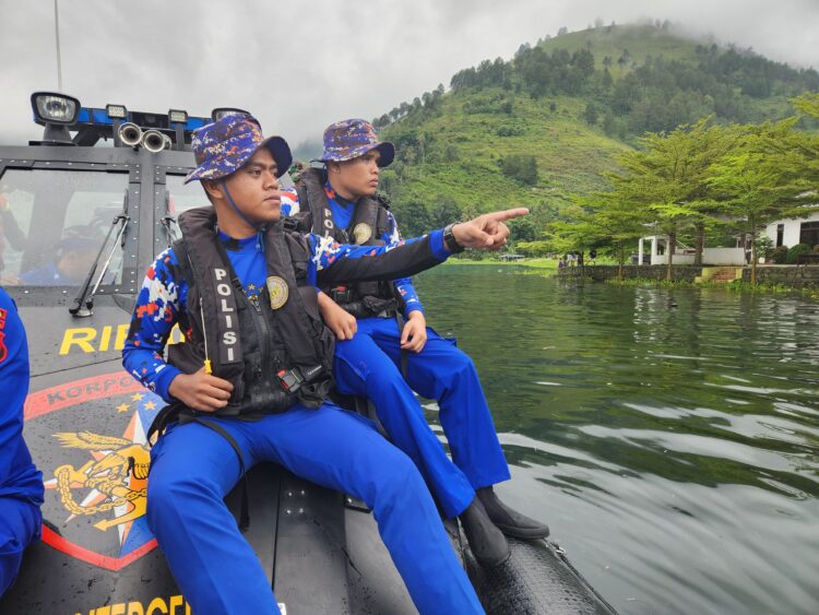 Polairud Polda Sumut Turunkan Lima Tim Penyelam Mencari Korban Longsor Humbahas di Sekitar Danau Toba