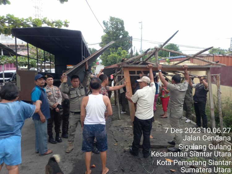 Satpol PP Kota Pematang Siantar Bongkar Kios Liar di Jalan Rakutta Sembiring
