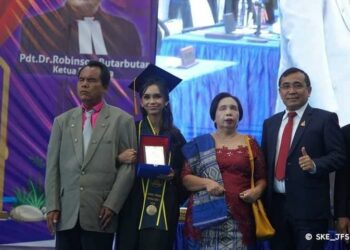 INSPIRATIF, Putri Dari Pasangan Tunanetra di Simalungun Raih Gelar Cumlaude di UNHKB 