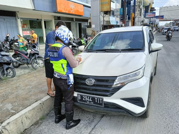 Satlantas Polres Pematang Siantar Tilang Roda 4 yang Parkir Di Zona Larangan