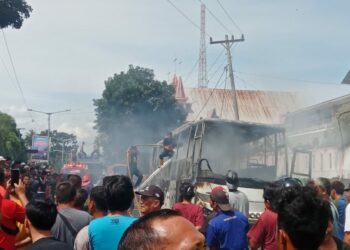 Warga Heboh Satu Unit Bus Nice Trans Jurusan Siantar-Medan Terbakar di Jalan Sisingamangaraja Parluasan