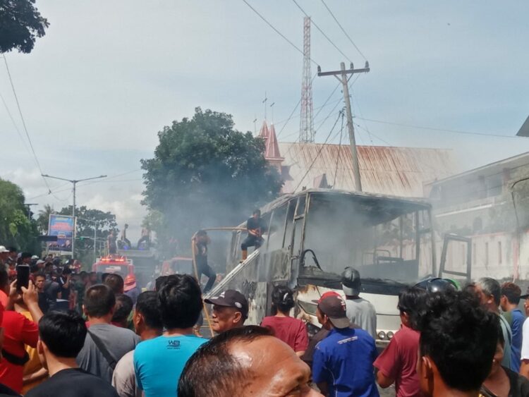 Warga Heboh Satu Unit Bus Nice Trans Jurusan Siantar-Medan Terbakar di Jalan Sisingamangaraja Parluasan