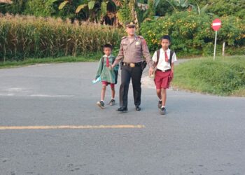 Polsek Parapat Pengamanan Lalu Lintas Pagi Hari, Pelajar Berangkat Sekolah Lancar