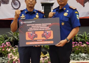 Disdamkarmat Kota Pematang Siantar Terima Hibah 1 Unit Portable Fire Pump dari Kemendagri