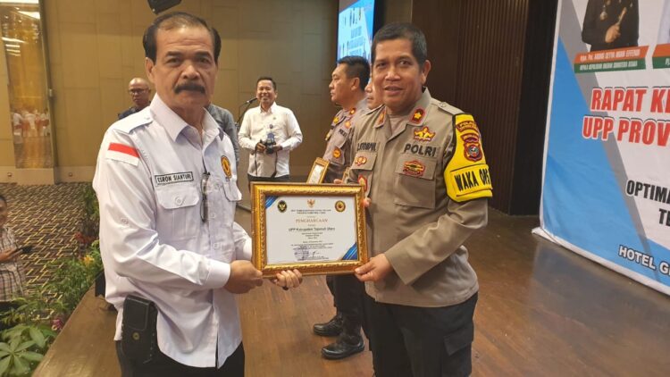 UPP Saber Pungli Kabupaten Taput Terima Piagam Penghargaan Dari UPP Saber Pungli Propinsi Sumut