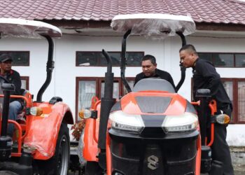 Bupati Pakpak Bharat Bagikan Puluhan Alsintan Bagi Kelompok Tani
