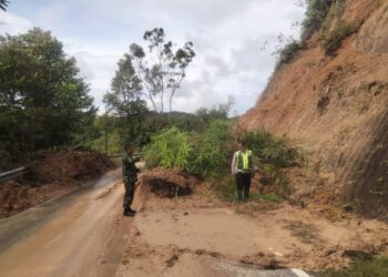 Tanah Longsor Timbun Jalinsum Taput - Tapteng, Arus Lalin Terkendala 4 Jam 