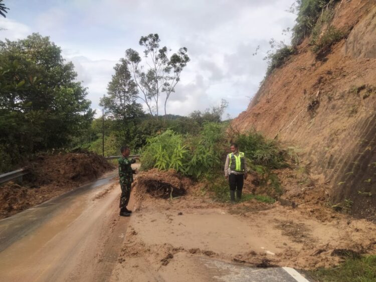 Tanah Longsor Timbun Jalinsum Taput - Tapteng, Arus Lalin Terkendala 4 Jam 