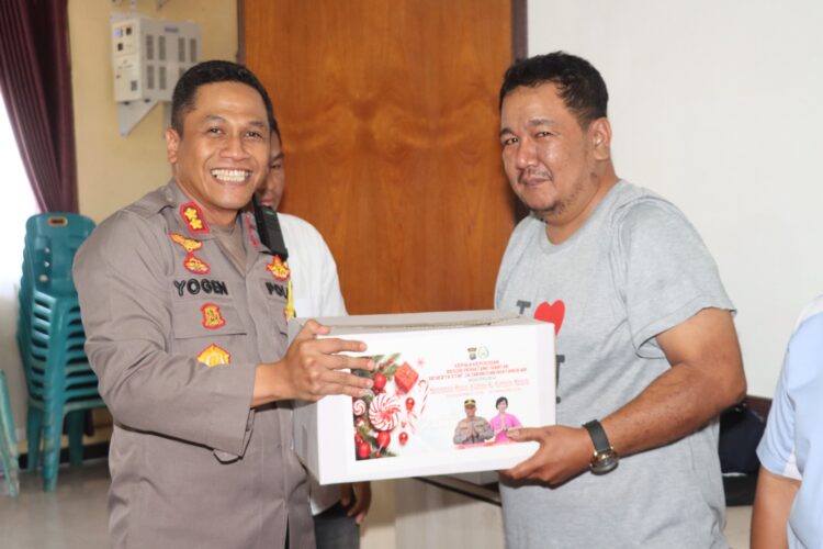 Kapolres Pematang Siantar Berikan Bingkisan Natal Dan Tahun Baru Bagi Wartawan Unit