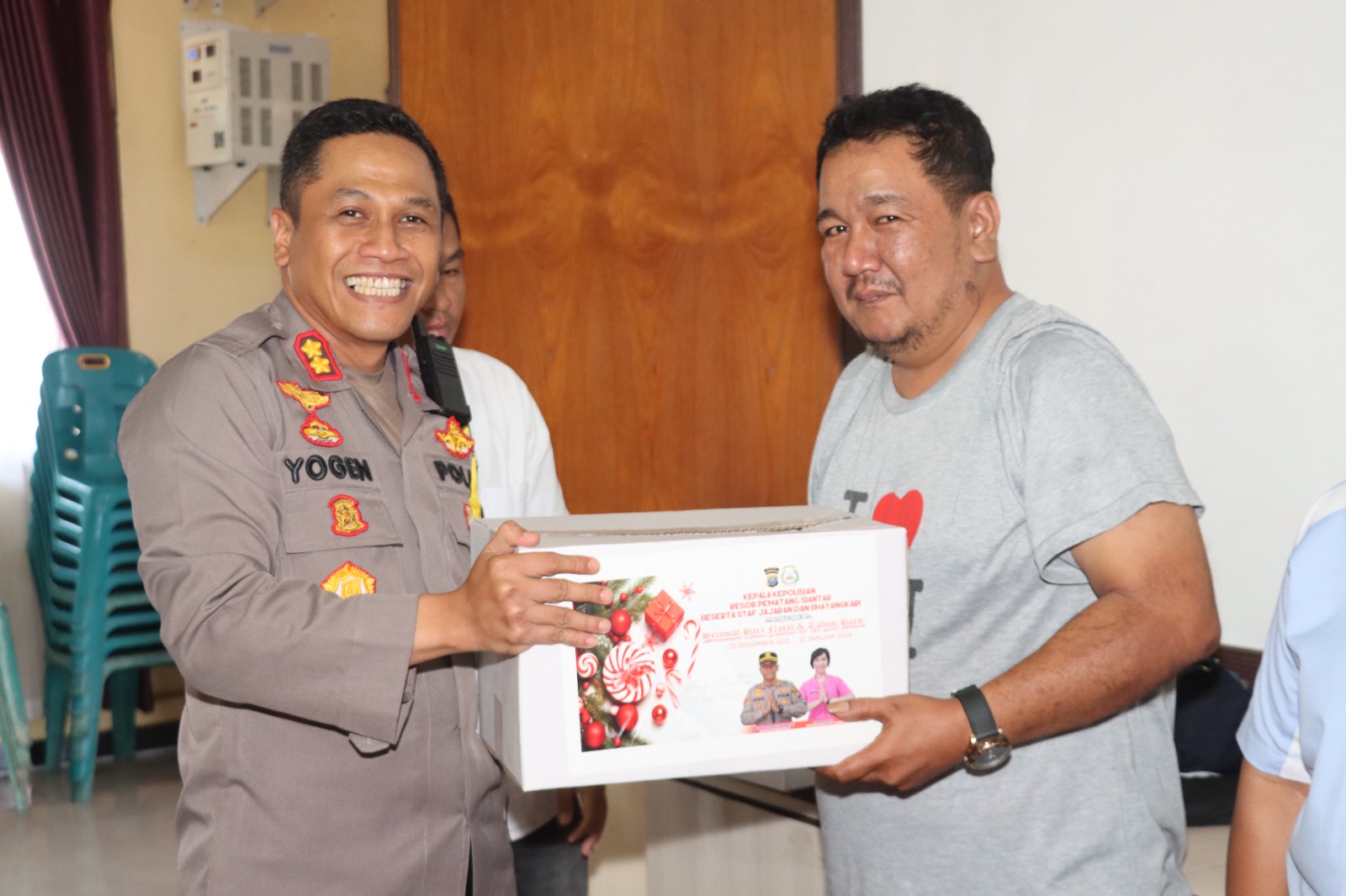 Kapolres Pematang Siantar Berikan Bingkisan Natal Dan Tahun Baru Bagi Wartawan Unit