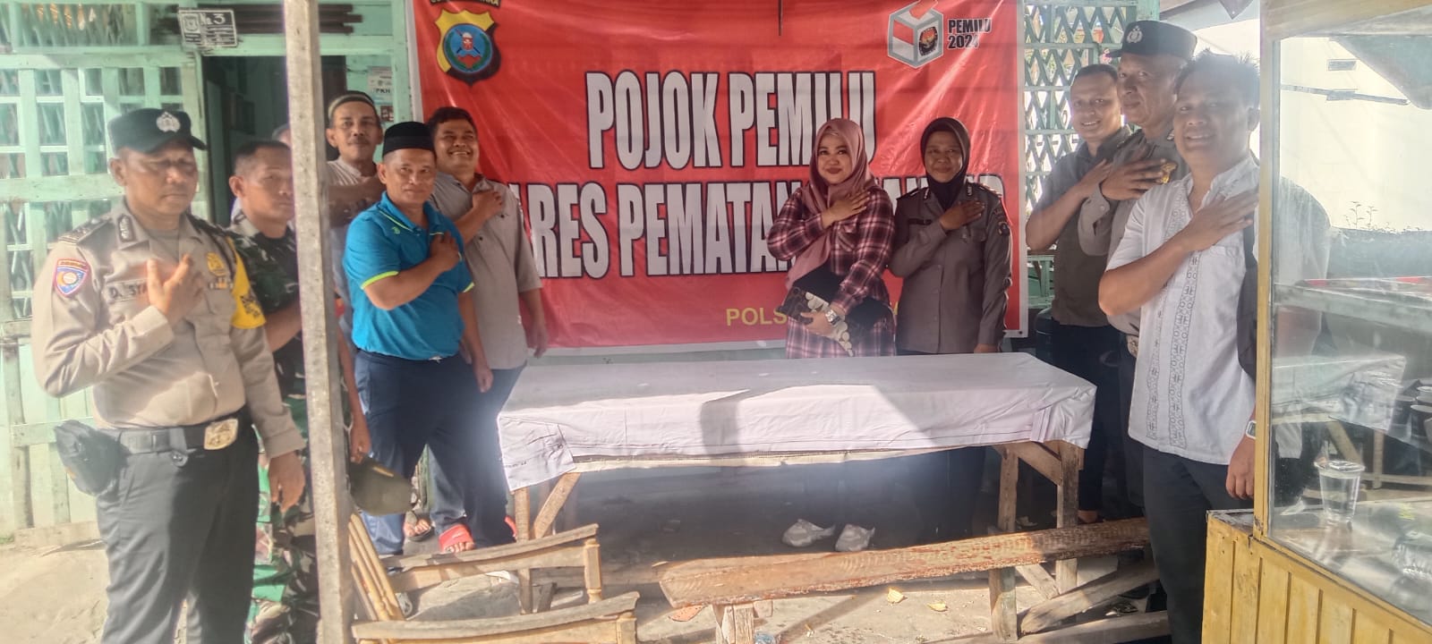 Polsek Siantar Barat Laksanakan Pojok Pemilu Kepada Warga Ciptakan Pemilu Damai