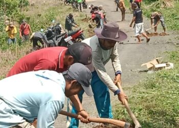 Pemerintah Pekon Sekhukuk Bersama Masyarakat Gotong Royong Bersihkan Jalan Penghubung Sekhukuk dan Hujung