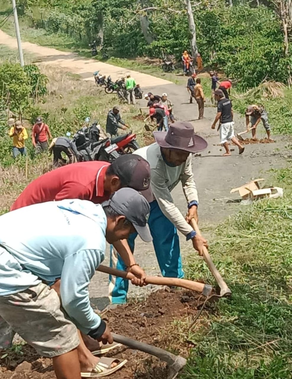 Pemerintah Pekon Sekhukuk Bersama Masyarakat Gotong Royong Bersihkan Jalan Penghubung Sekhukuk dan Hujung Pemerintah Pekon Sekhukuk Bersama Masyarakat Gotong Royong Bersihkan Jalan Penghubung Sekhukuk dan Hujung