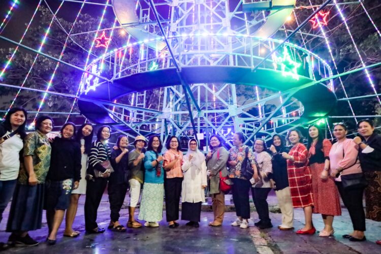 Wali Kota dan Panitia Natal Oikumene Menyalakan Pohon Terang Tertinggi di Asia Tenggara