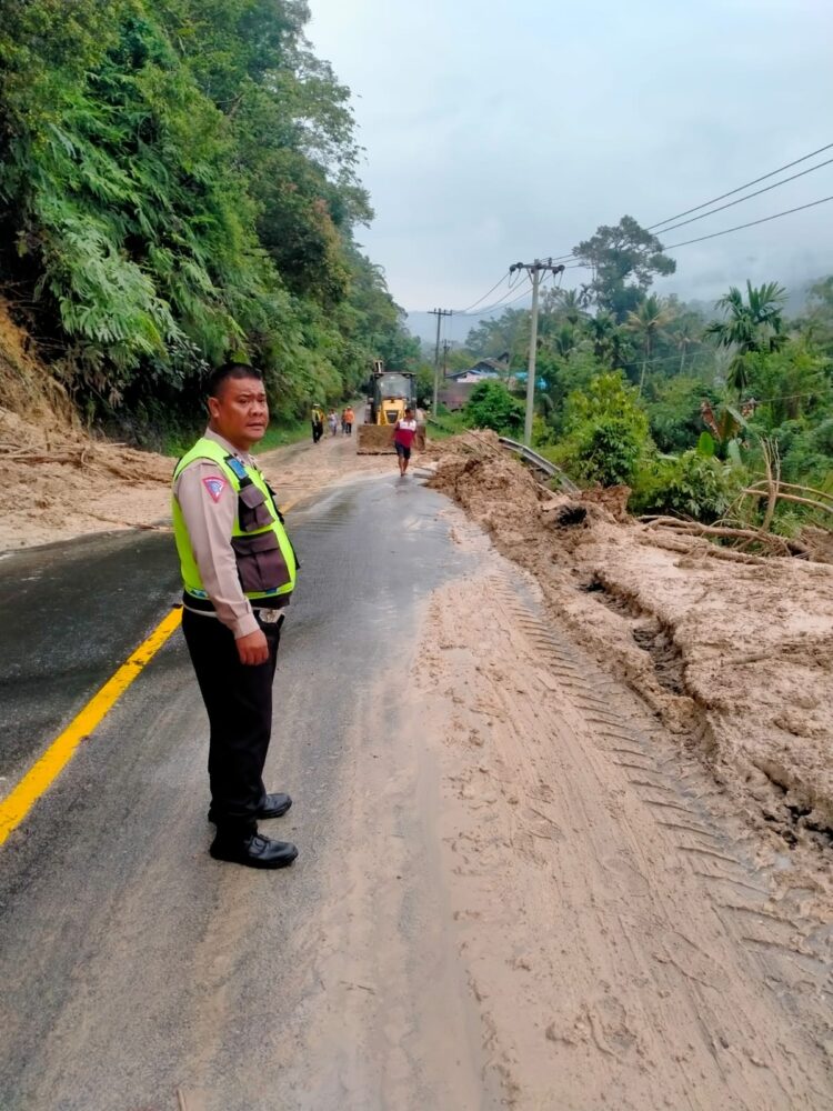 Jalinsum di Kecamatan Pahae Jae Dan Pahae Julu Ditimbun Longsor, 1 Unit Truck Terjatuh ke Jurang