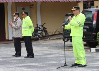 Wakapolres Cek Kelengkapan Personil Jas Hujan Untuk Kesiapan Operasi Lilin Toba 2023