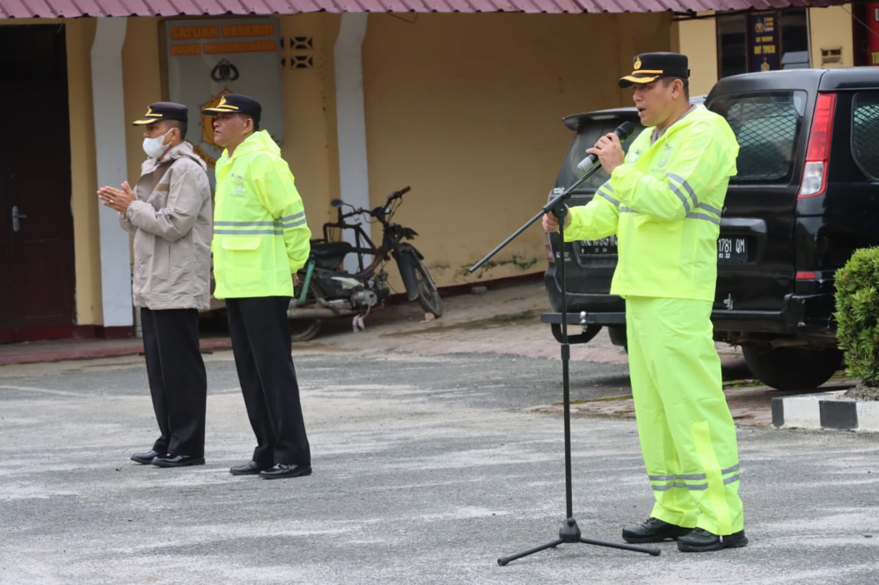 Wakapolres Cek Kelengkapan Personil Jas Hujan Untuk Kesiapan Operasi Lilin Toba 2023