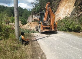 Jalan Kecamatan Pangaribuan - Kecamatan Garoga Tertimbun Longsor, Arus Lalin Putus Total