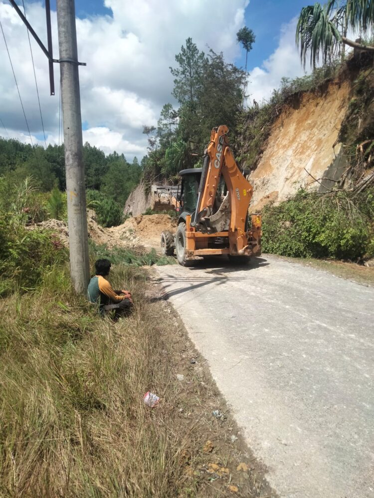 Jalan Kecamatan Pangaribuan - Kecamatan Garoga Tertimbun Longsor, Arus Lalin Putus Total