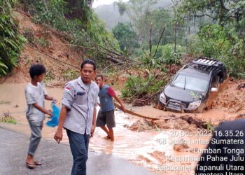 Tanah Longsor Jalinsum Taput-Tapsel, Polisi Alihkan Arus Lalin Dari 2 Arah