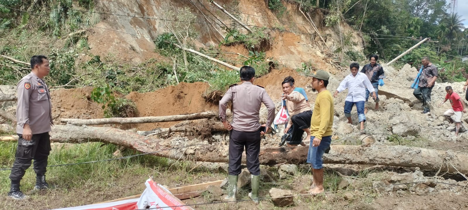 Polisi Sigap Bersihkan Material Longsor di Taput, Lalu Lintas Kembali Normal