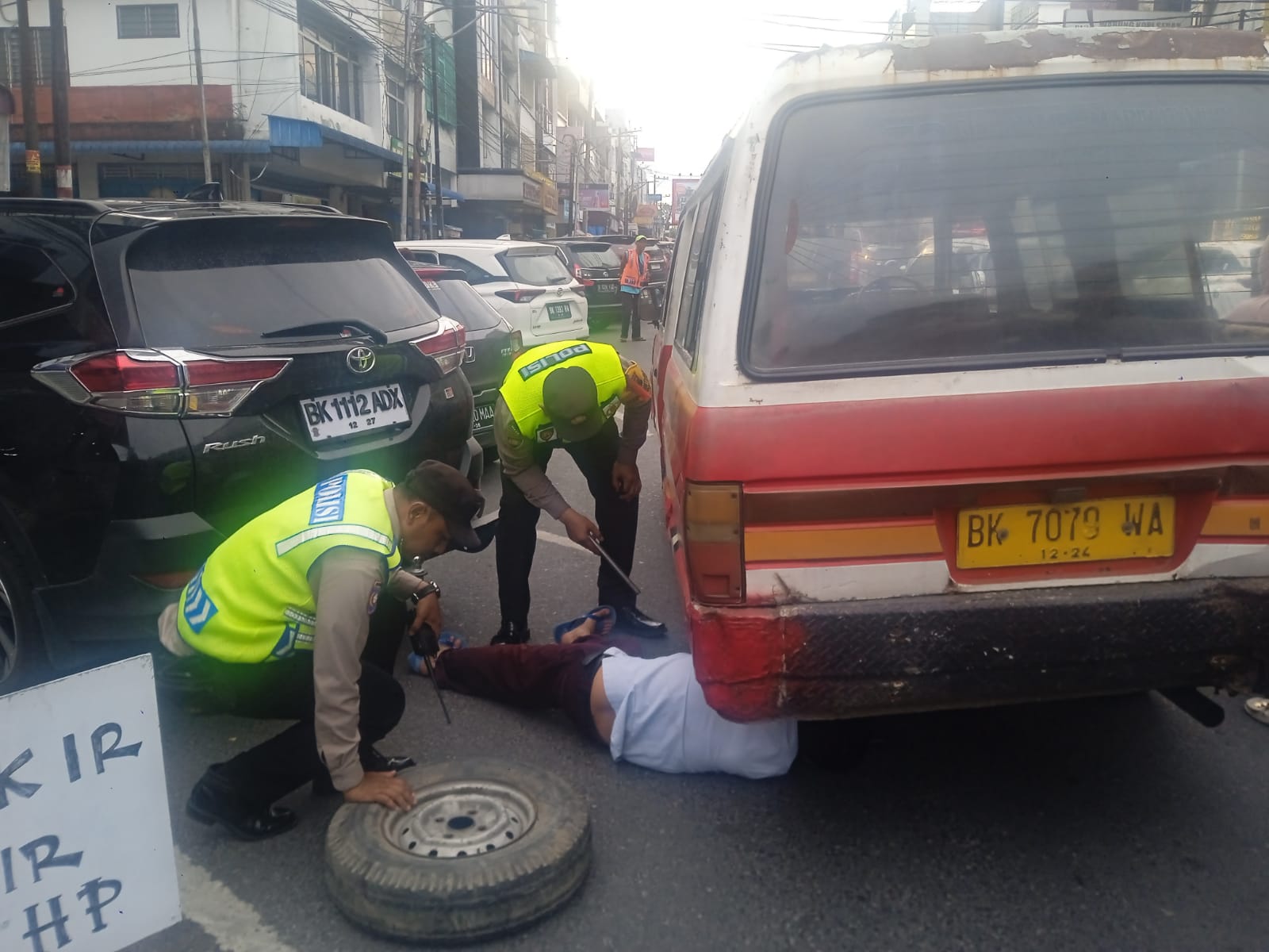 Antisipasi Kemacetan, Polsek Siantar Barat Bantu Pengemudi Mopen Yang Bocor Ban