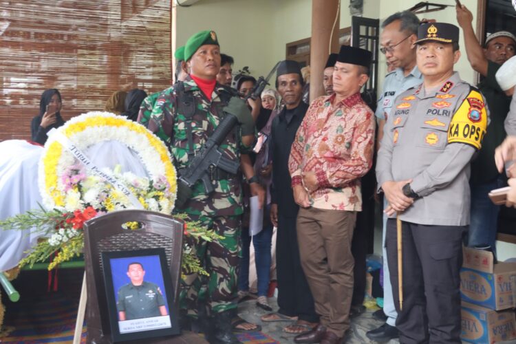 Kapolres Pematang Siantar Dampingi Kapolda Sumut Melayat Babinsa 05 Serbelawan Korban kecelakaan