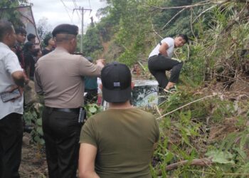 Polisi Selamatkan Penumpang Mobil Tertimpa Tanah Longsor di Jalinsum Tarutung - Sipirok Taput