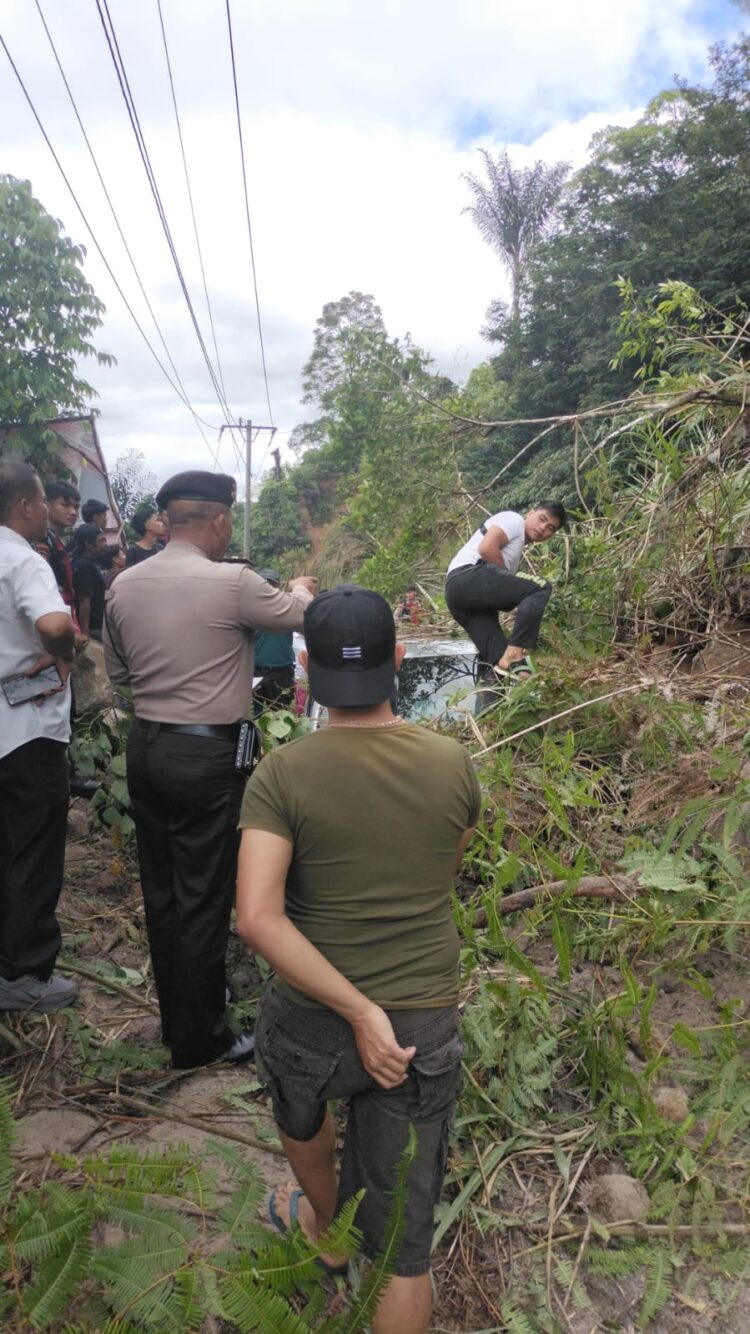 Polisi Selamatkan Penumpang Mobil Tertimpa Tanah Longsor di Jalinsum Tarutung - Sipirok Taput