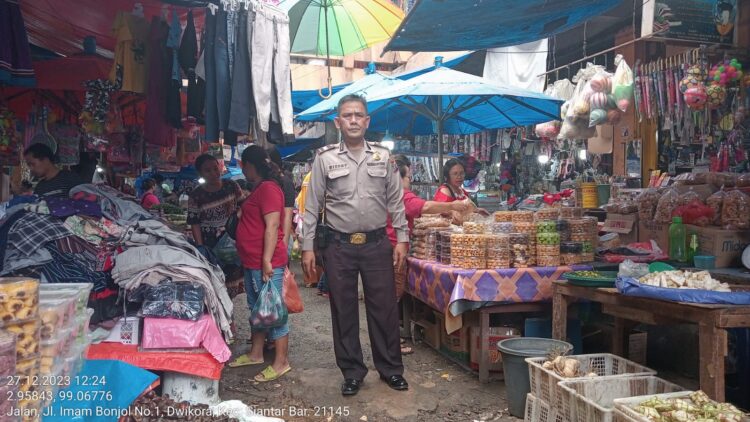 Polsek Siantar Barat Patroli Dialogis Sampaikan Pesan Kamtibmas Ke Pedagang Pasar Horas