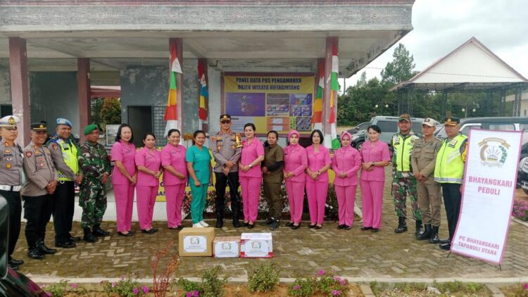 Kapolres Taput Bagikan Bingkisan Nataru Saat Kunjungi Pos PAM, Pos Yan Dan Pos Terpadu Ops Lilin Toba 2023