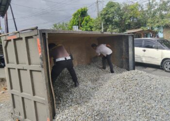 Unit Gakkum Satlantas Polres Pematang Siantar Bantu Evakuasi Material Mobil Truk Terguling
