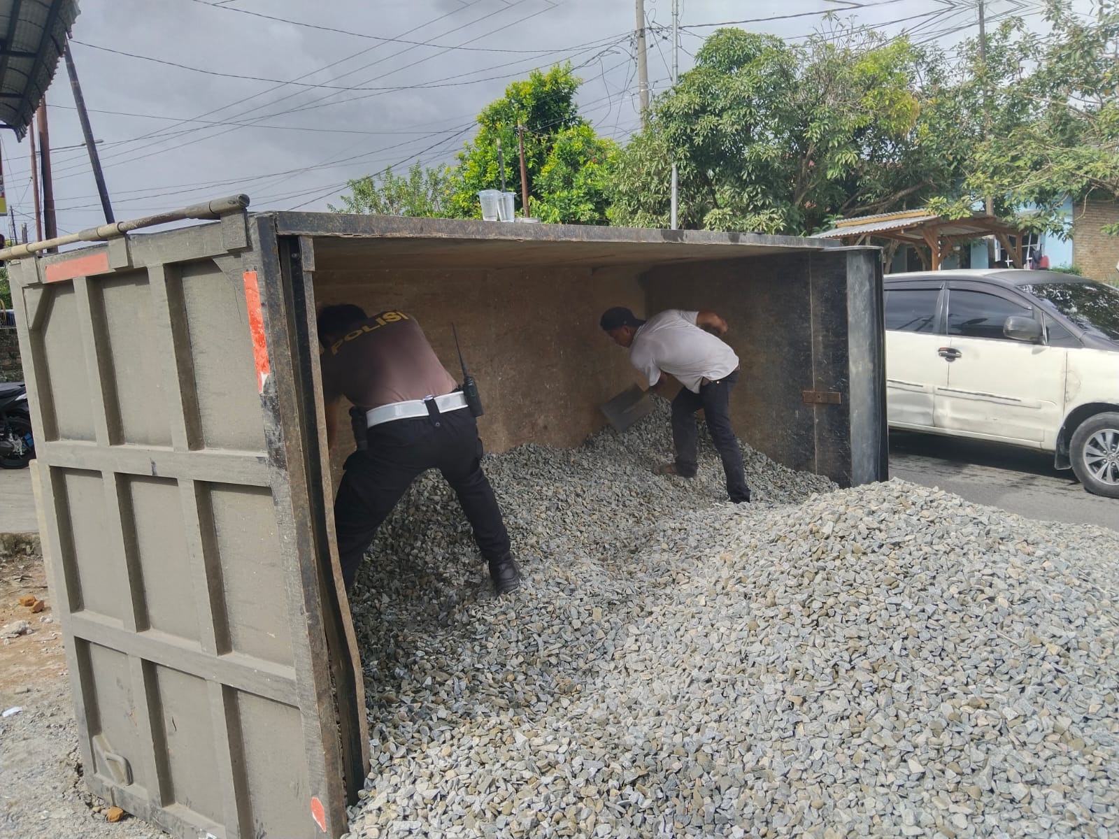 Unit Gakkum Satlantas Polres Pematang Siantar Bantu Evakuasi Material Mobil Truk Terguling