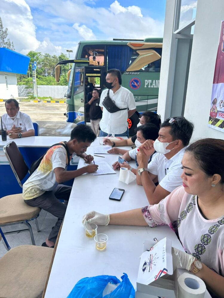Polres Pematang Siantar Tes Urine 20 Supir Bus Angkutan Nataru 2023