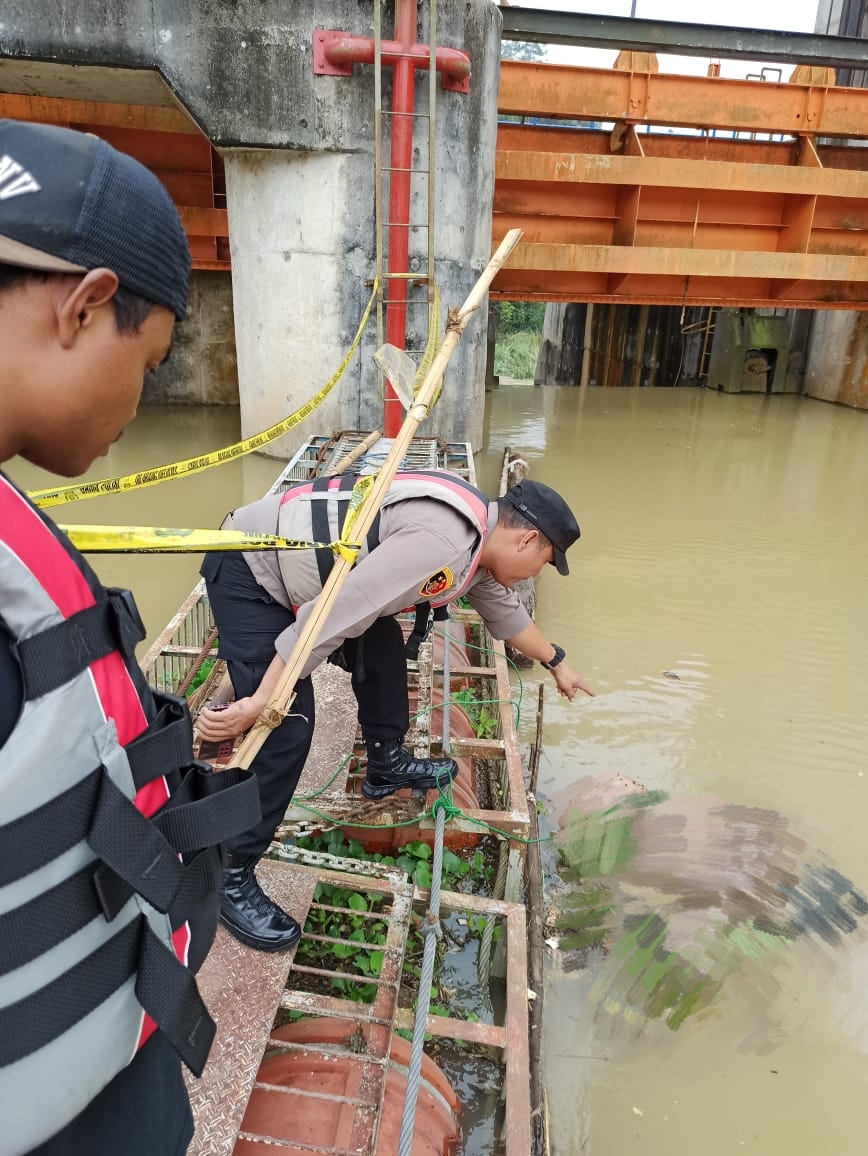 Warga Heboh, Mayat Perempuan Tanpa Busana Ditemukan Terapung di Sungai PLTA Way Besai Warga Heboh, Mayat Perempuan Tanpa Busana Ditemukan Terapung di Sungai PLTA Way Besai