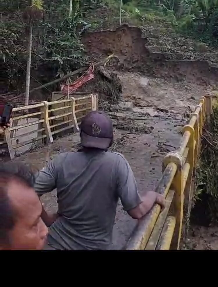 Polres Simalungun dan Tim Sigap Tanggap Evakuasi Banjir Bandang di Haranggaol, 28 KK Mengungsi dan Jalan Putus Total