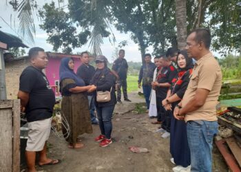 KRNS Berikan Santunan Kepada Mertua Wartawan Simadanews Korban Kebakaran Di Nagori Karang Rejo