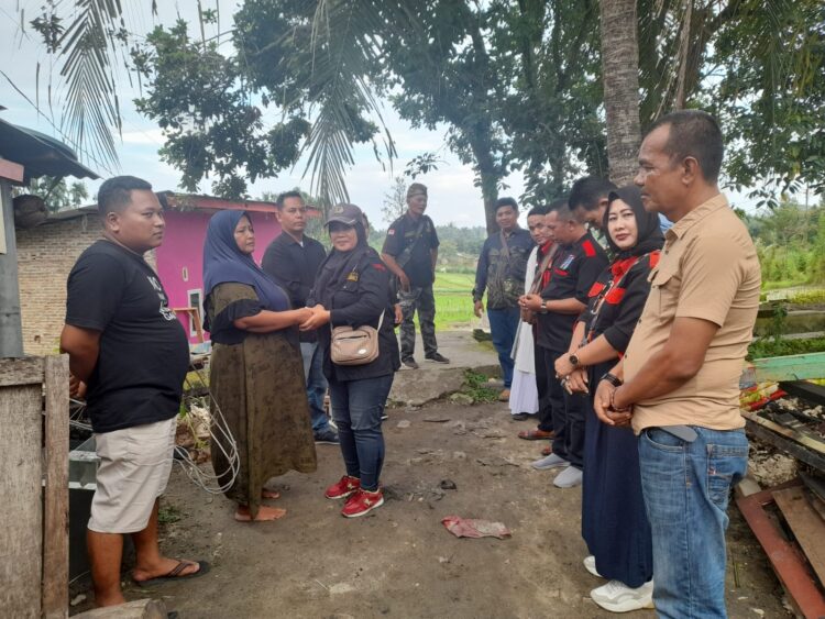 KRNS Berikan Santunan Kepada Mertua Wartawan Simadanews Korban Kebakaran Di Nagori Karang Rejo KRNS Berikan Santunan Kepada Mertua Wartawan Simadanews Korban Kebakaran Di Nagori Karang Rejo