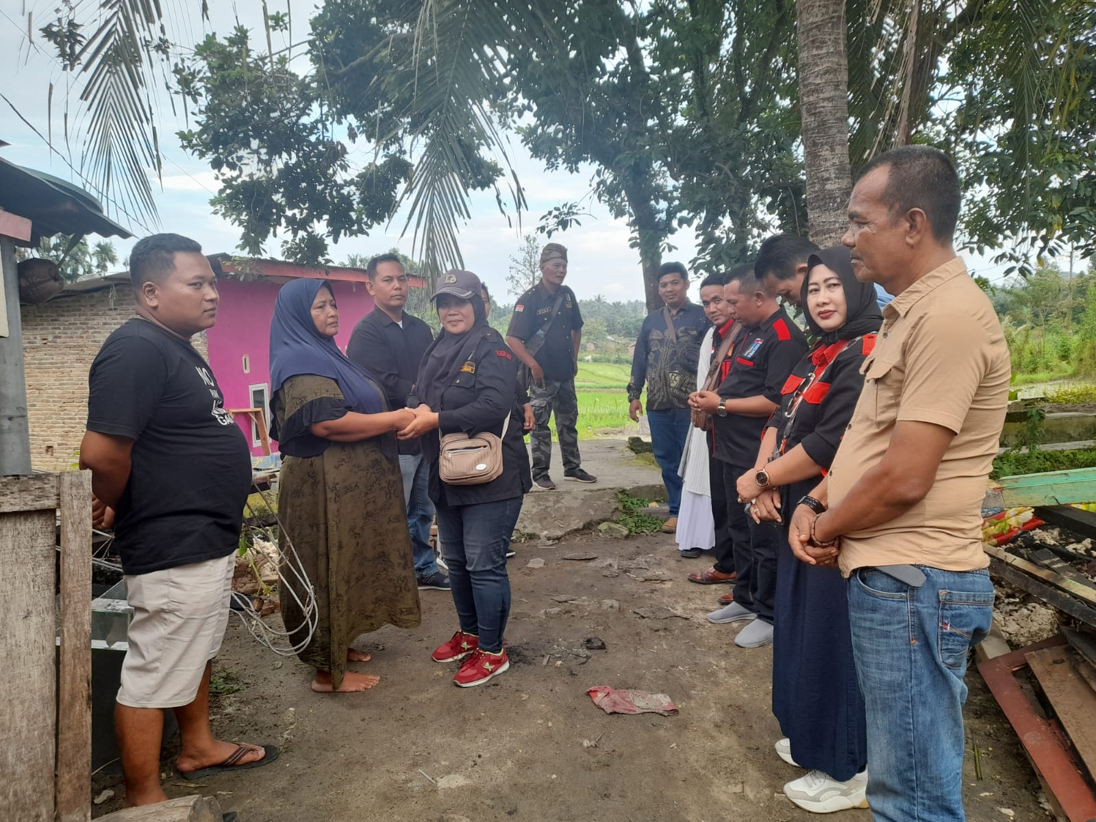 KRNS Berikan Santunan Kepada Mertua Wartawan Simadanews Korban Kebakaran Di Nagori Karang Rejo