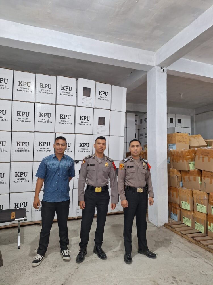 Polres Pematang Siantar Kawal Kedatangan Logistik Pemilu di KPU 