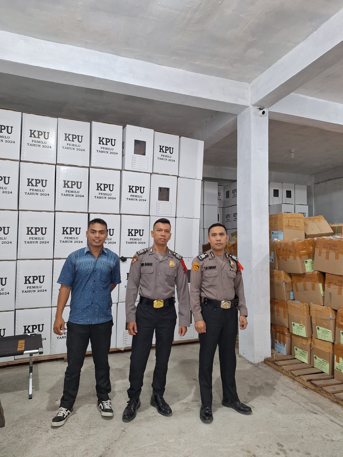 Polres Pematang Siantar Kawal Kedatangan Logistik Pemilu di KPU 