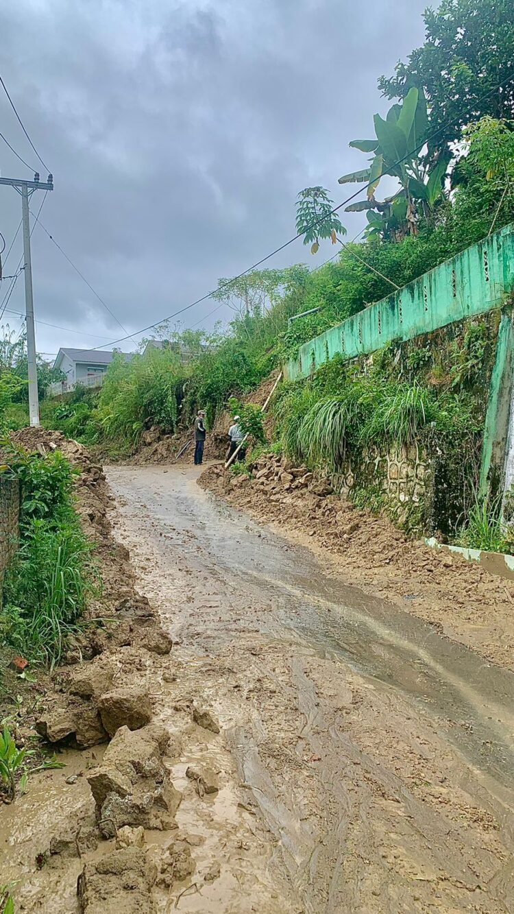 Tembok Penahan Rubuh, Akses Jalan Masyarakat di Manik Maraja Simalungun Tertutup