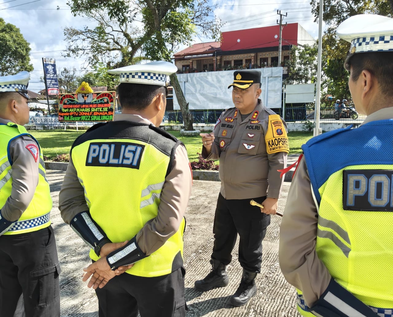 Pimpin Apel Sore, Kapolres Simalungun AKBP Choky Sentosa Meliala Tekankan Disiplin dan Pelayanan Prima Sat Lantas Pimpin Apel Sore, Kapolres Simalungun AKBP Choky Sentosa Meliala Tekankan Disiplin dan Pelayanan Prima Sat Lantas