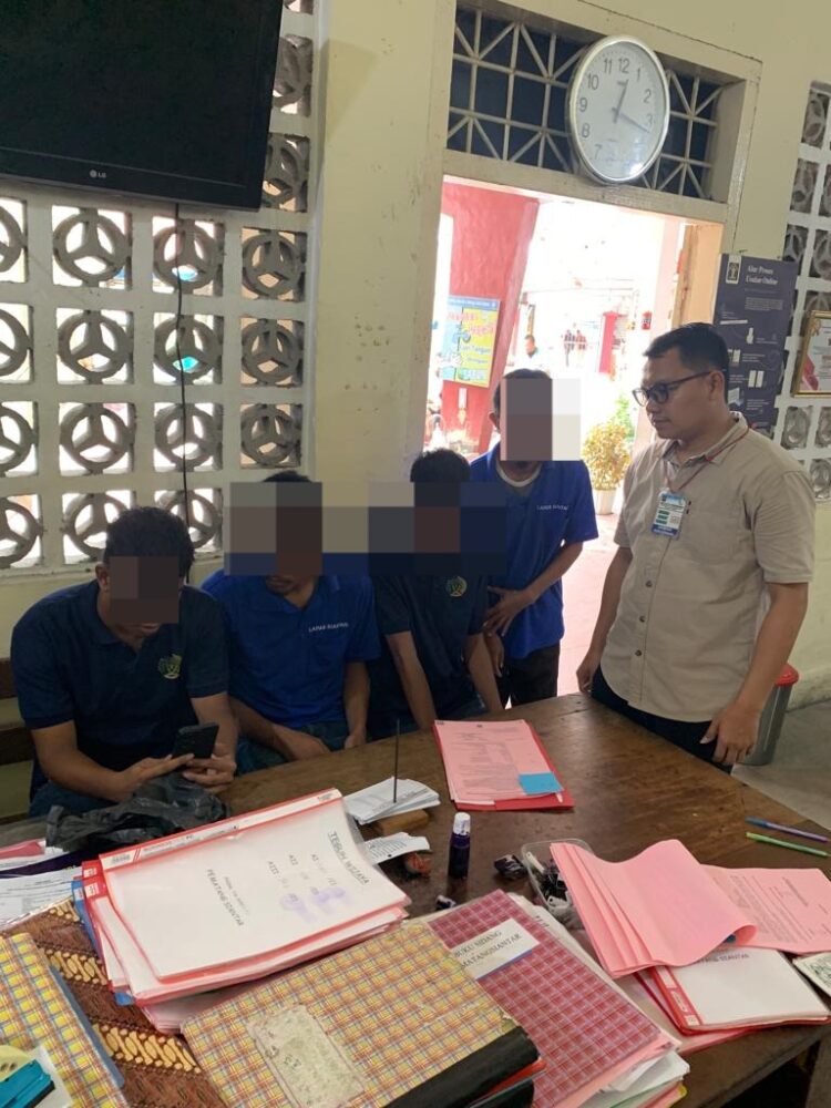 Penyidik Sat Res Narkoba Polres Siantar Serahkan 4 Tersangka dan 485,81 Gram Ganja Ke JPU