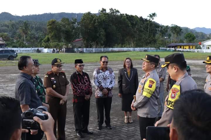 Kunker ke Pakpak Bharat, Kapolda Sumut Mendarat di Lapangan Napasengkut