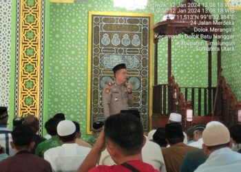 Kapolsek Serbalawan AKP Syamsul Melaksanakan Program Jumat Curhat di Mesjid Jami 