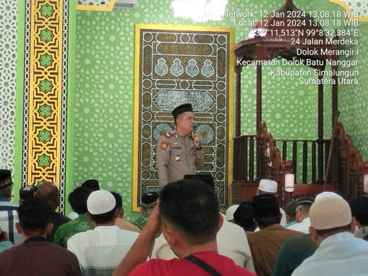 Kapolsek Serbalawan AKP Syamsul Melaksanakan Program Jumat Curhat di Mesjid Jami 